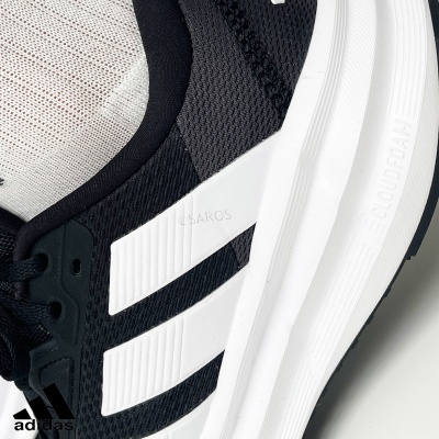 Sapatilha desportiva Adidas preto e branco com solado branco