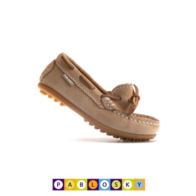 Sapato mocassim bege em camurça com sola castanha e etiqueta PABLOSKY