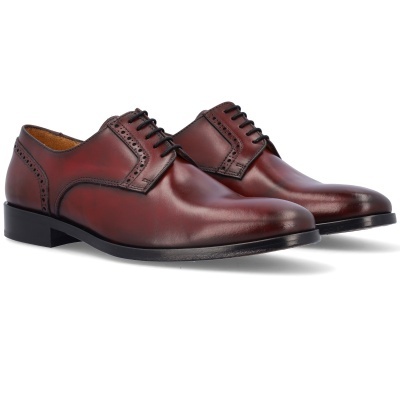 Sapatos de couro castanho com cadarços pretos e detalhes perfurados