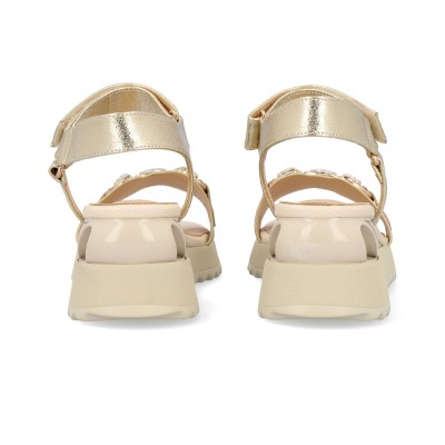 Sandálias douradas com tiras metálicas e sola bege vista de trás