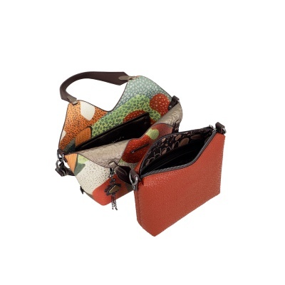 Conjunto de duas bolsas coloridas, uma maior com padrão e outra menor castanha avermelhada.