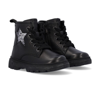 Botas pretas com estrela brilhante prateada na lateral