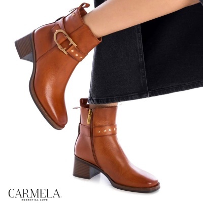 Botas femininas em pele castanha com fivela dourada e salto médio