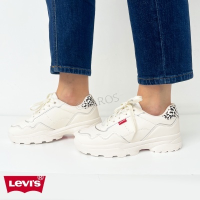 Ténis brancos Levi's com padrão animal print no calcanhar