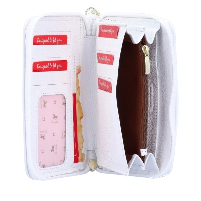 Carteira branca texturizada com fecho dourado e interior castanho, bolsos para cartões e etiquetas vermelhas