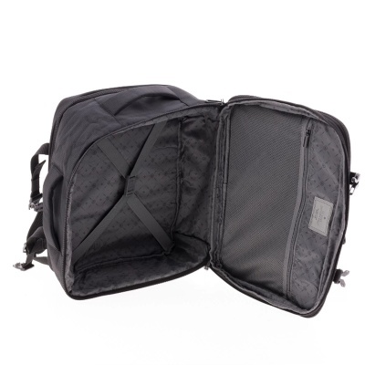 Mochila preta aberta mostrando interior com forro estampado e compartimentos.