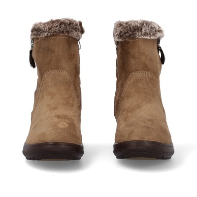 Botas de camurça castanha com pelo cinzento e sola castanha escura