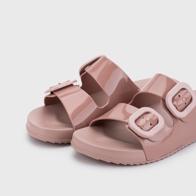 sandálias cor de rosa em plástico com fivelas grandes