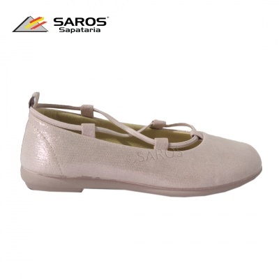 Sapatilha feminina bege claro com tiras cruzadas e textura brilhante