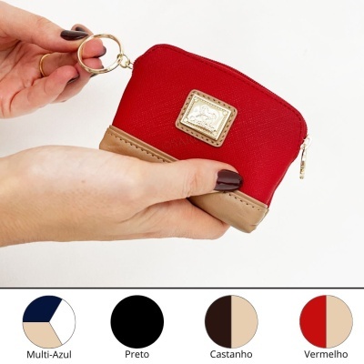 Carteira pequena vermelha e castanha com chaveiro e etiqueta metálica