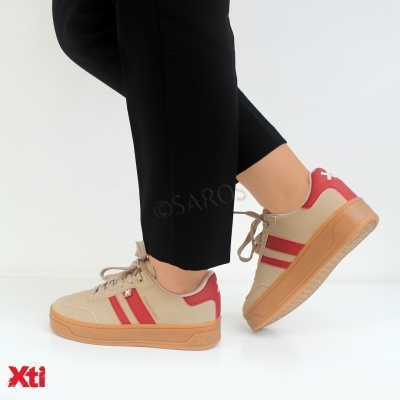 Ténis bege com riscas vermelhas e sola castanha clara