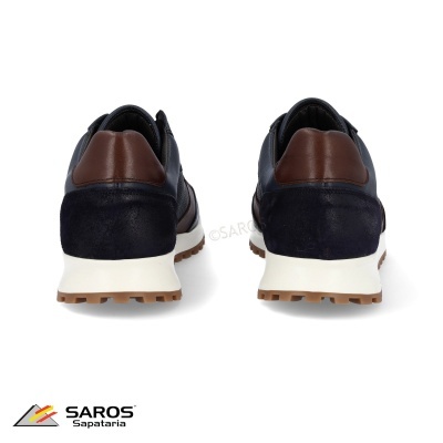 Sapatilhas azuis escuras com detalhes castanhos e sola branca vistas de trás