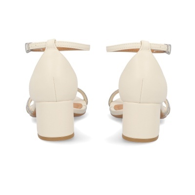 Sandálias de salto creme com alças decoradas e fivela