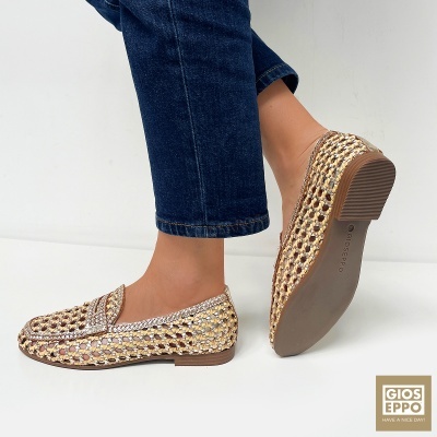 Sapatos mocassins trançados bege, dourado e castanho com sola castanha