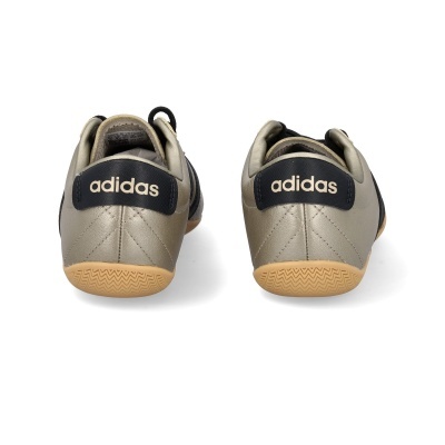 Sapatilhas Adidas cinza com sola castanha vistas de trás