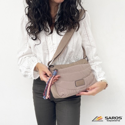 Mala transversal bege em tecido matelassado com alça ajustável larga
