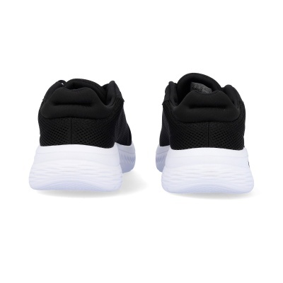 Sapatilhas desportivas pretas com sola branca vistas de trás