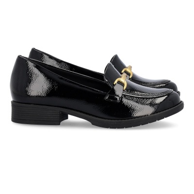 Sapatos mocassim pretos de verniz com detalhe dourado