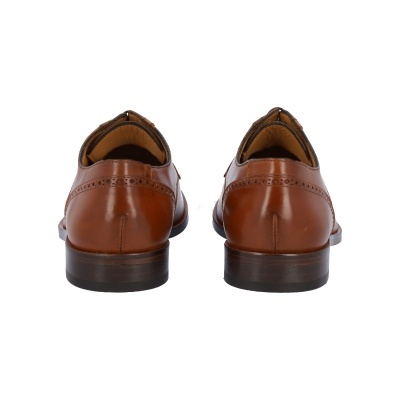 Sapatos clássicos em couro castanho vistos de trás