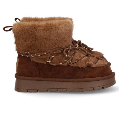 Bota de inverno castanha em camurça e pelo com atacadores e sola grossa