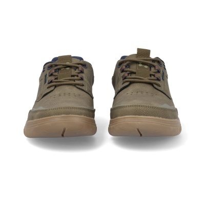 Sapatos castanhos com atacadores azuis e castanhos escuros