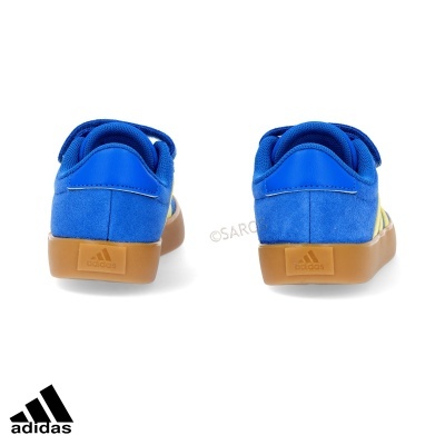 Ténis Adidas azuis com sola castanha vistos de trás