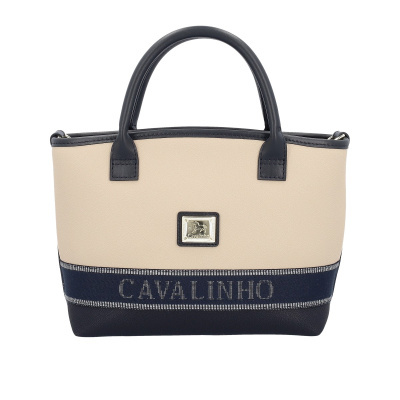 Bolsa bege e azul escuro com pegas em pele, logótipo metálico e texto CAVALINHO.