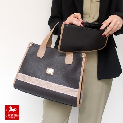 Mala de senhora preta e beje com faixa horizontal e bolsa interna preta com fecho.