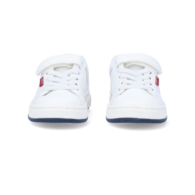 Ténis brancos para criança com sola azul e etiqueta LEVIS vermelha