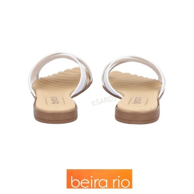 Sandálias de dedo brancas com palmilha bege e sola castanha da marca Beira Rio