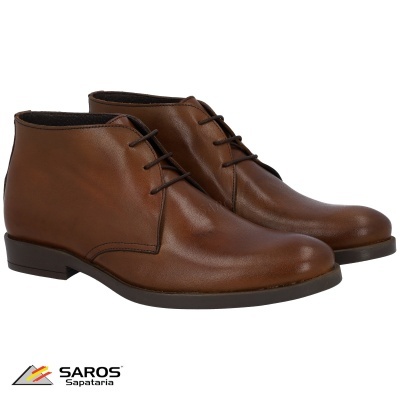 Sapatos castanhos de pele com atacadores pretos