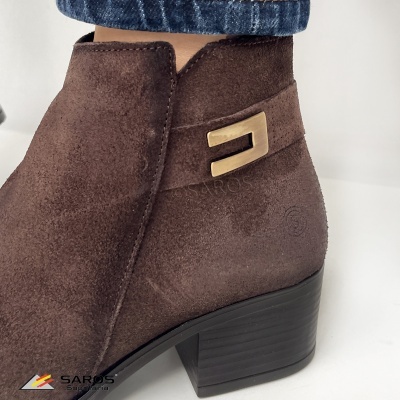 Botim castanho em camurça com salto médio preto e fivela dourada