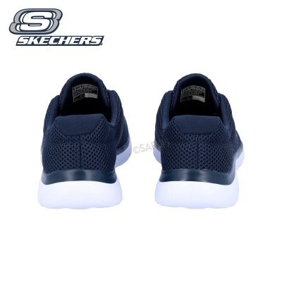 Par de sapatilhas Skechers azuis com sola branca visto de trás