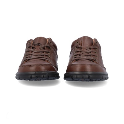 Par de sapatos masculinos castanhos em couro com solado preto