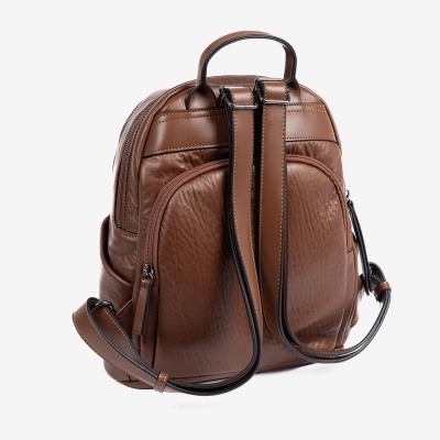 Mochila pequena castanha de pele sintética com alças ajustáveis e bolso frontal