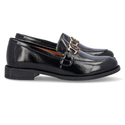 Sapatos mocassim pretos de pele brilhante com detalhe metálico dourado