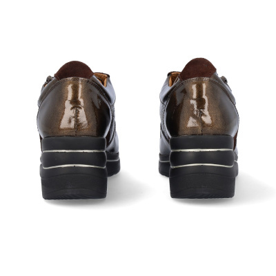 Sapatos femininos castanhos de salto baixo, vista traseira.