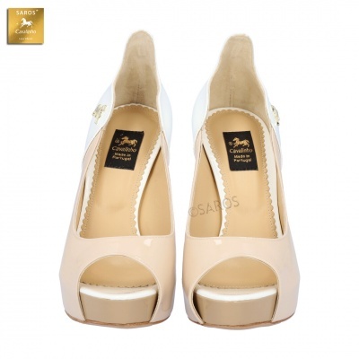 Par de sapatos de salto alto peep toe bege e branco com etiqueta Cavalinho