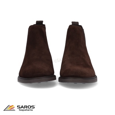 Botas Chelsea em camurça castanha, sola preta, fundo branco