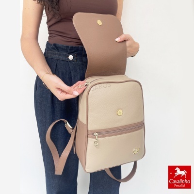 Mochila bicolor bege e castanho com fecho dourado e detalhe CV