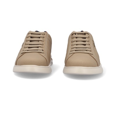 Par de sapatilhas bege com sola branca e atacadores da mesma cor
