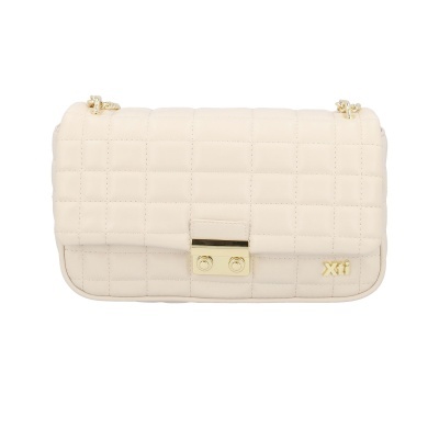 Bolsa creme acolchoada com fecho dourado e alça de corrente