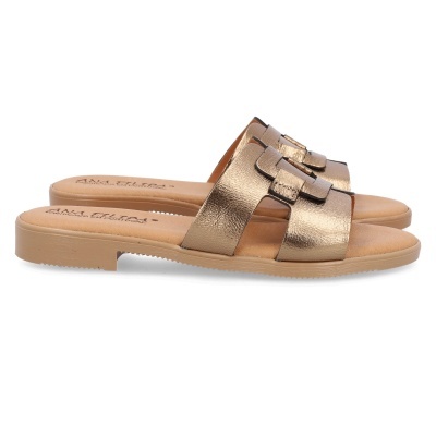 Par de sandálias chinelo douradas com tiras largas e sola baunilha.