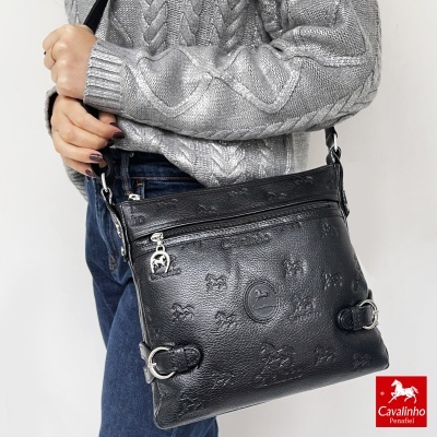 Mala preta de pele Cavalinho com logótipos em relevo, fecho zip e alça preta ajustável