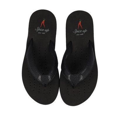 Chinelos pretos de dedo com texto e imagem colorida na palmilha