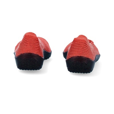 Sapatilhas vermelhas com sola preta vistas de trás.