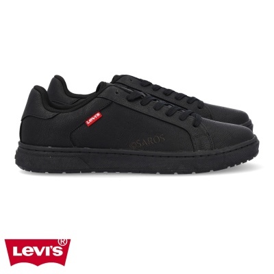 Ténis Levi's pretos com etiqueta vermelha em fundo branco