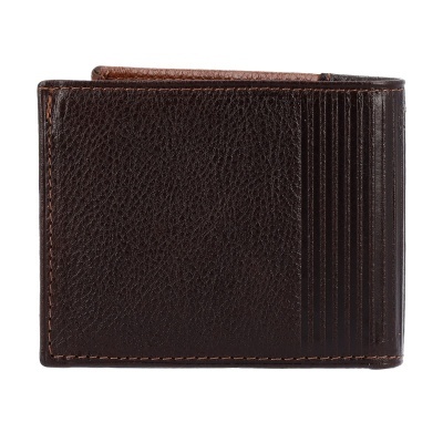 Carteira em pele castanha escura com textura granulada e linhas verticais em relevo