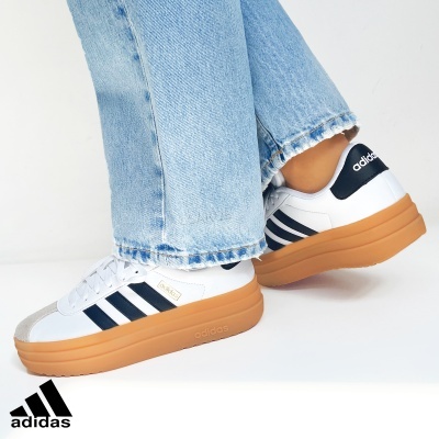 Ténis Adidas brancos com riscas azuis e sola castanha para homem.