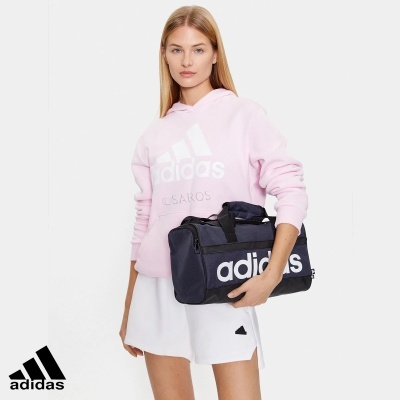 Mulher com mala desportiva Adidas preta e hoodie rosa com logo Adidas